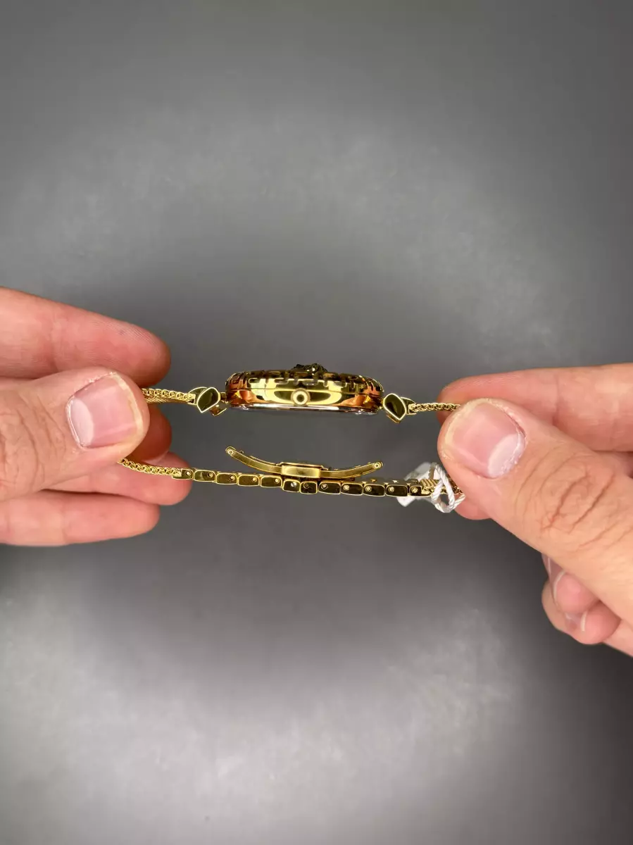 ساعت مچی ورساچه بند حصیری طلایی صفحه قرمز Versace