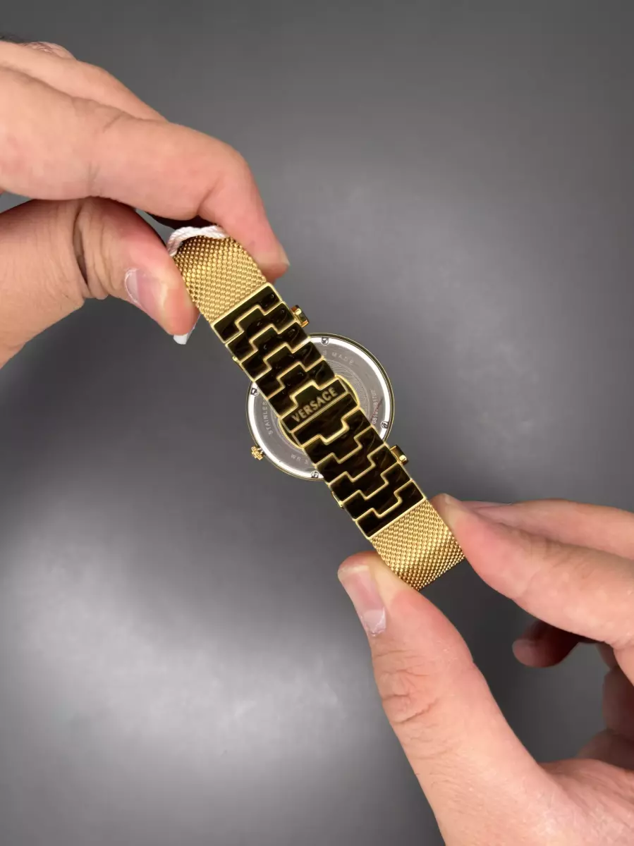 ساعت مچی ورساچه بند حصیری طلایی صفحه قرمز Versace