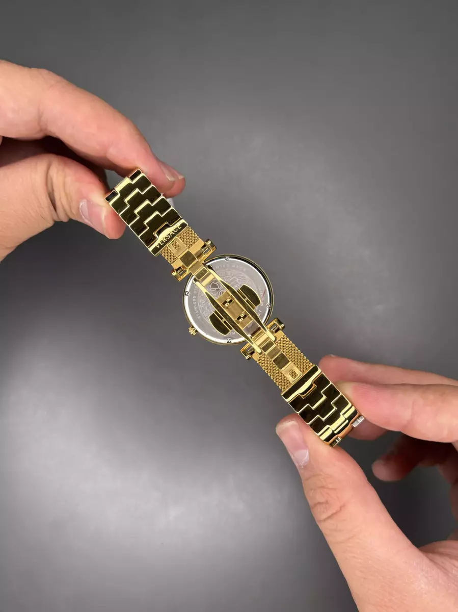ساعت مچی ورساچه بند حصیری طلایی صفحه قرمز Versace