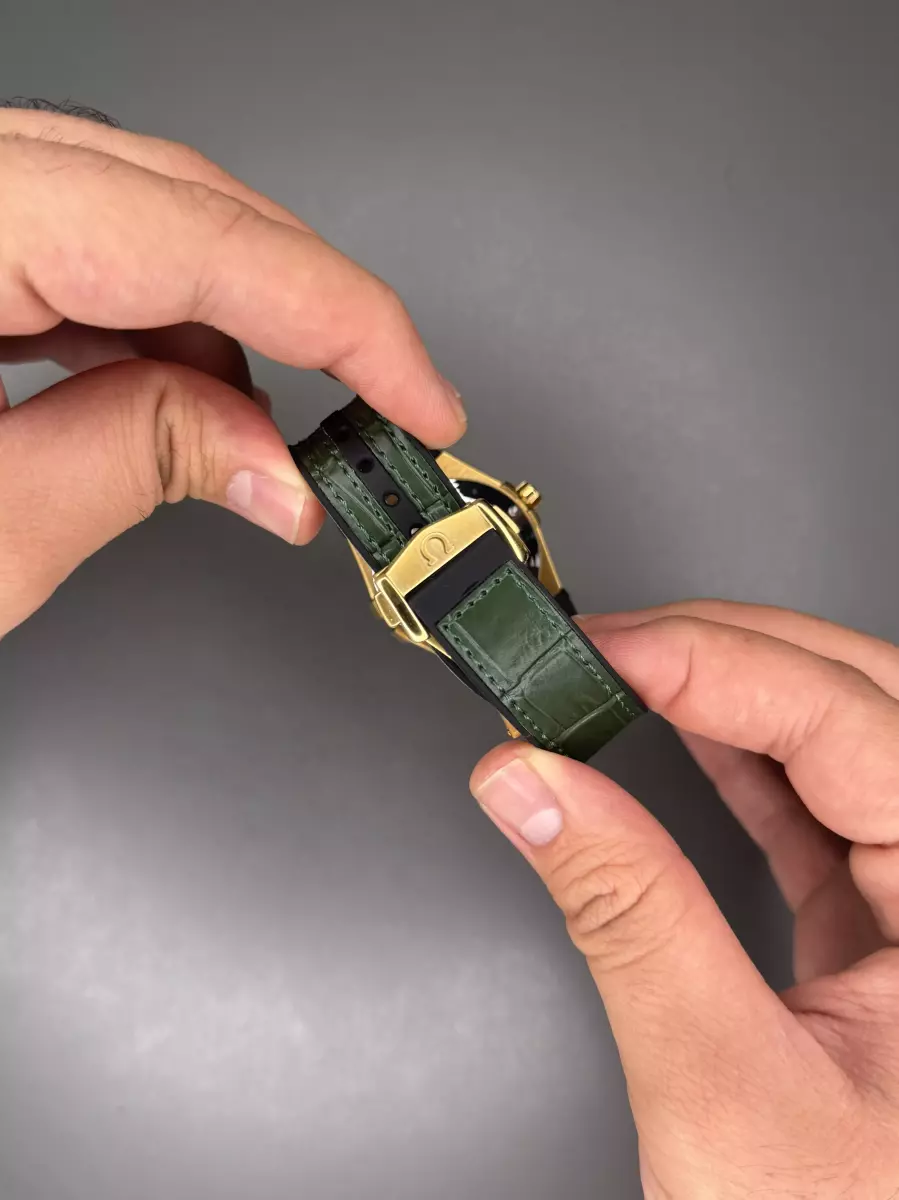 ساعت مچی امگا کانستلیشن بند سبز قاب طلایی صفحه سبز Omega Constellation