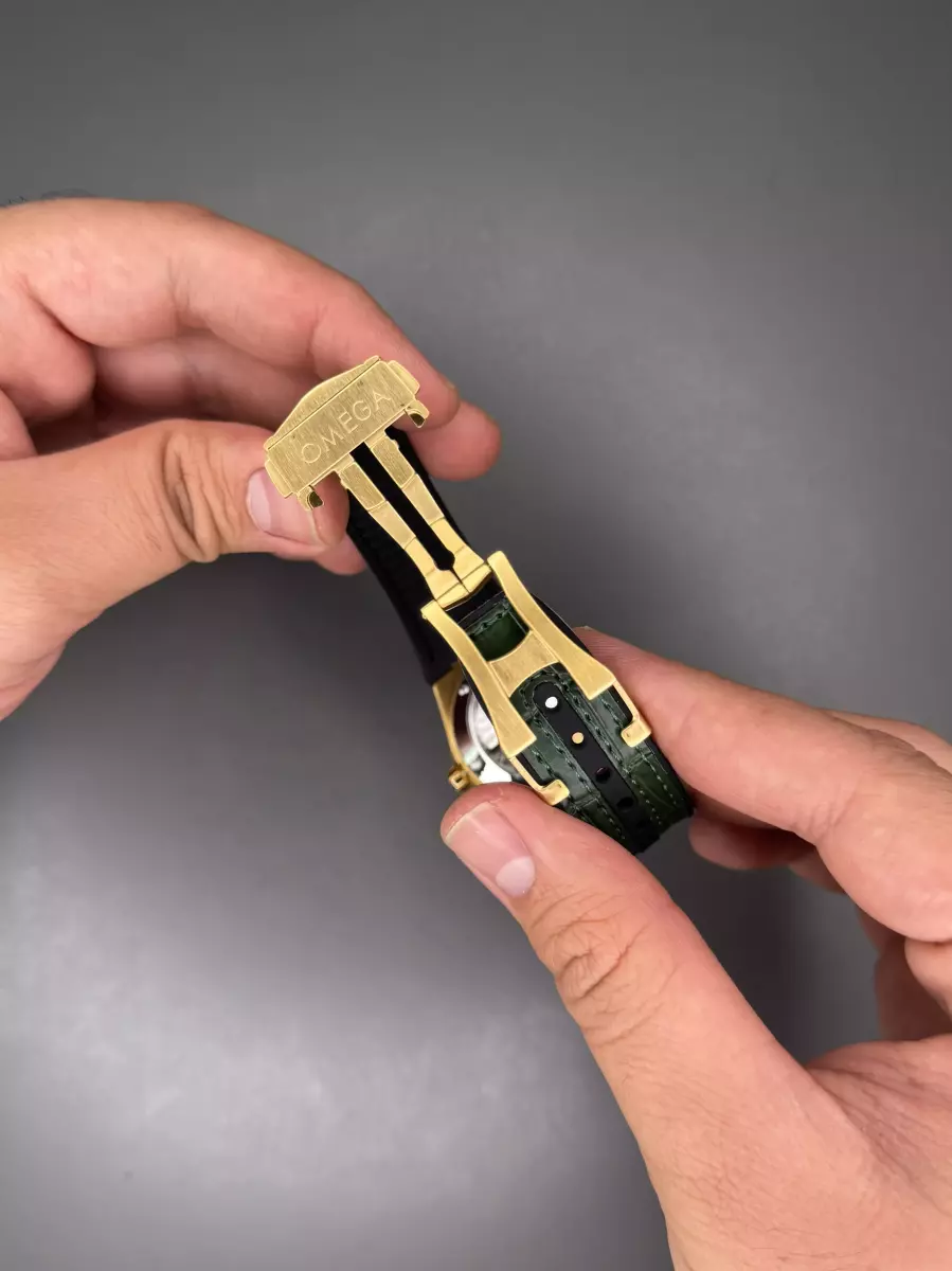 ساعت مچی امگا کانستلیشن بند سبز قاب طلایی صفحه سبز Omega Constellation