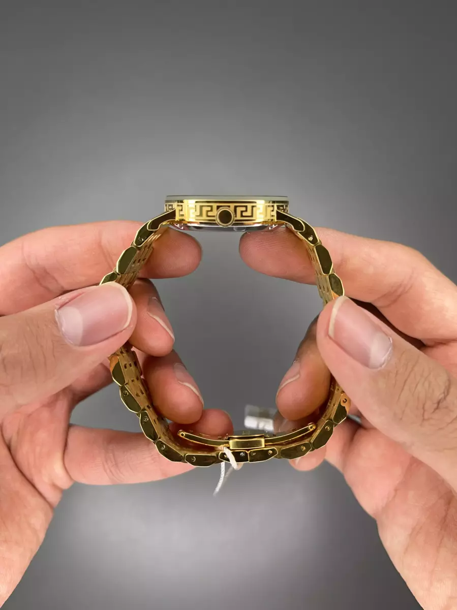 ساعت مچی ورساچه دورحکاکی بند طلایی صفحه قرمز Versace