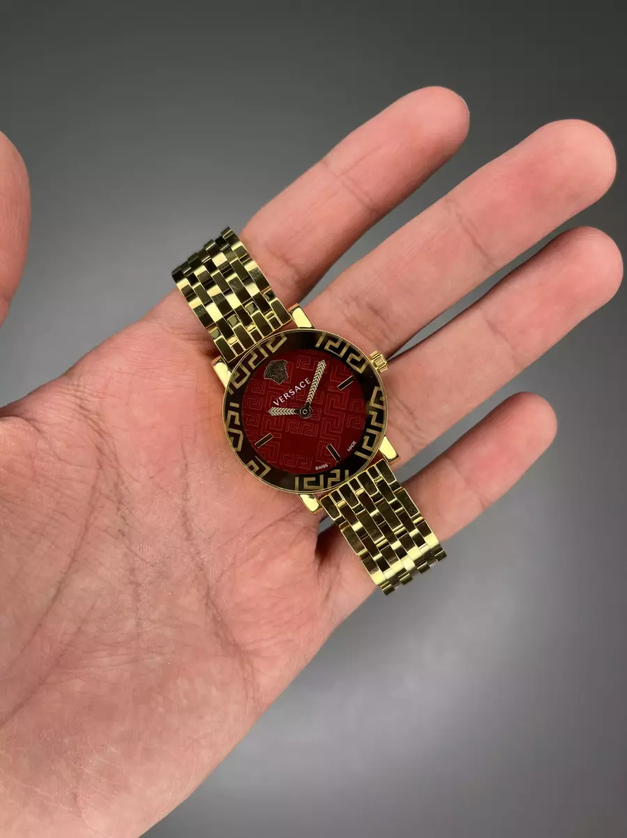 ساعت مچی ورساچه دورحکاکی بند طلایی صفحه قرمز Versace