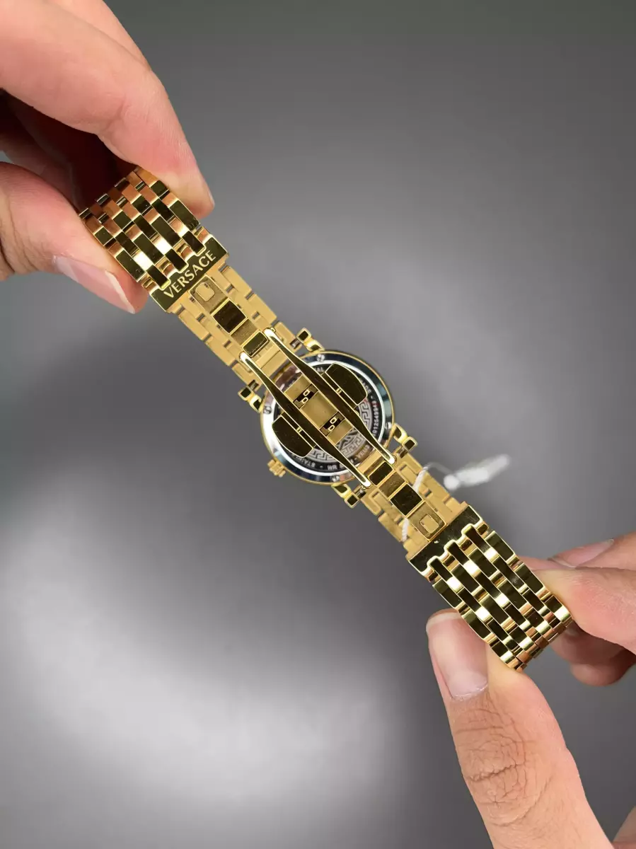 ساعت مچی ورساچه دورحکاکی بند طلایی صفحه قرمز Versace