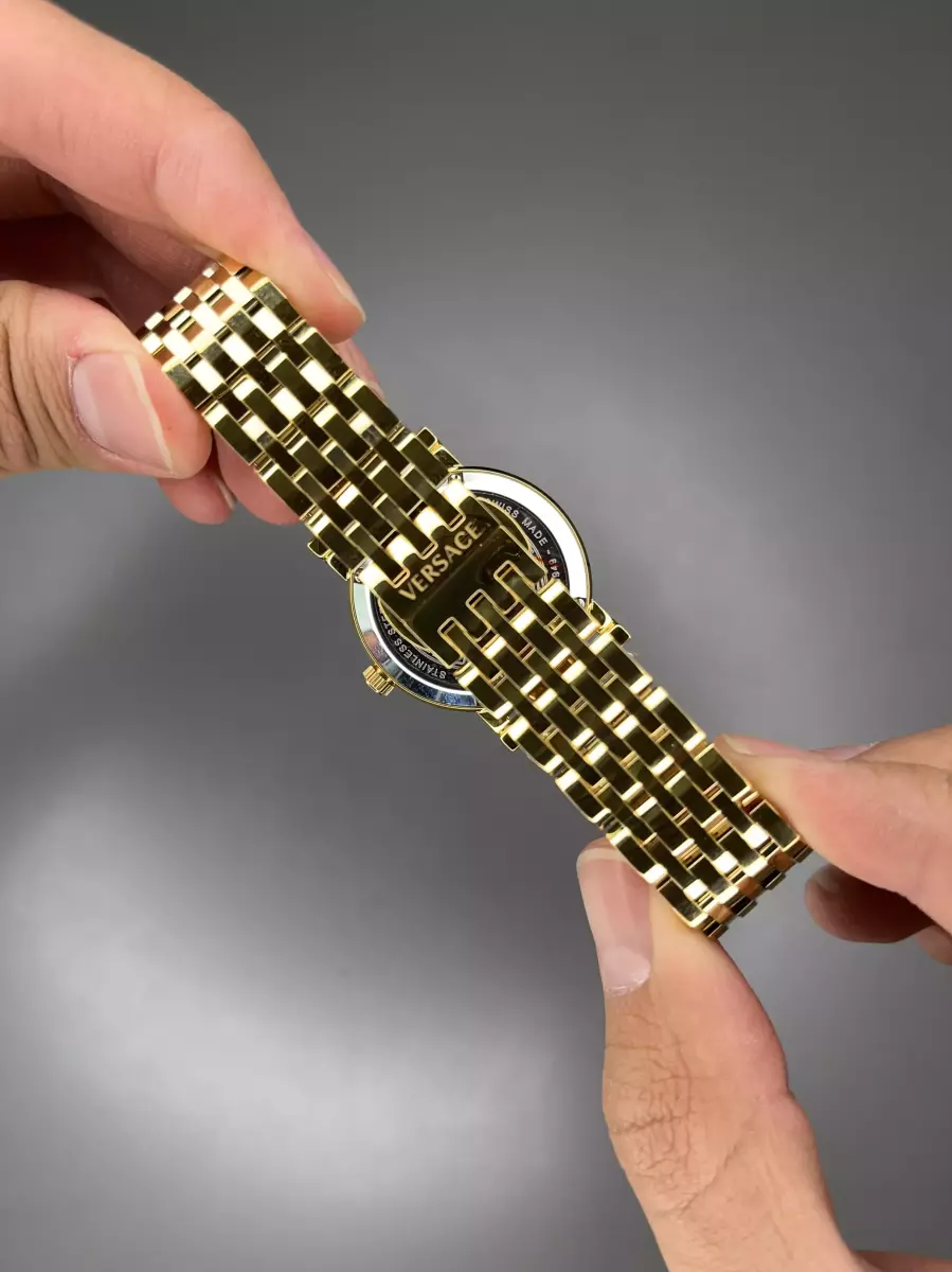 ساعت مچی ورساچه دورحکاکی بند طلایی صفحه قرمز Versace