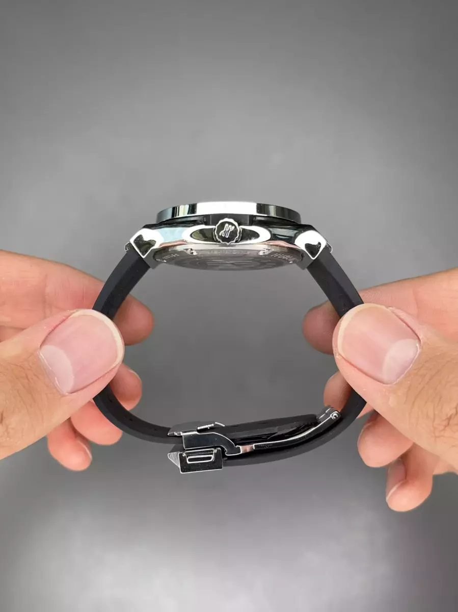 ساعت مچی اوبلو بند رابر صفحه مشکی قاب دور نگین Hublot Classic Fusion