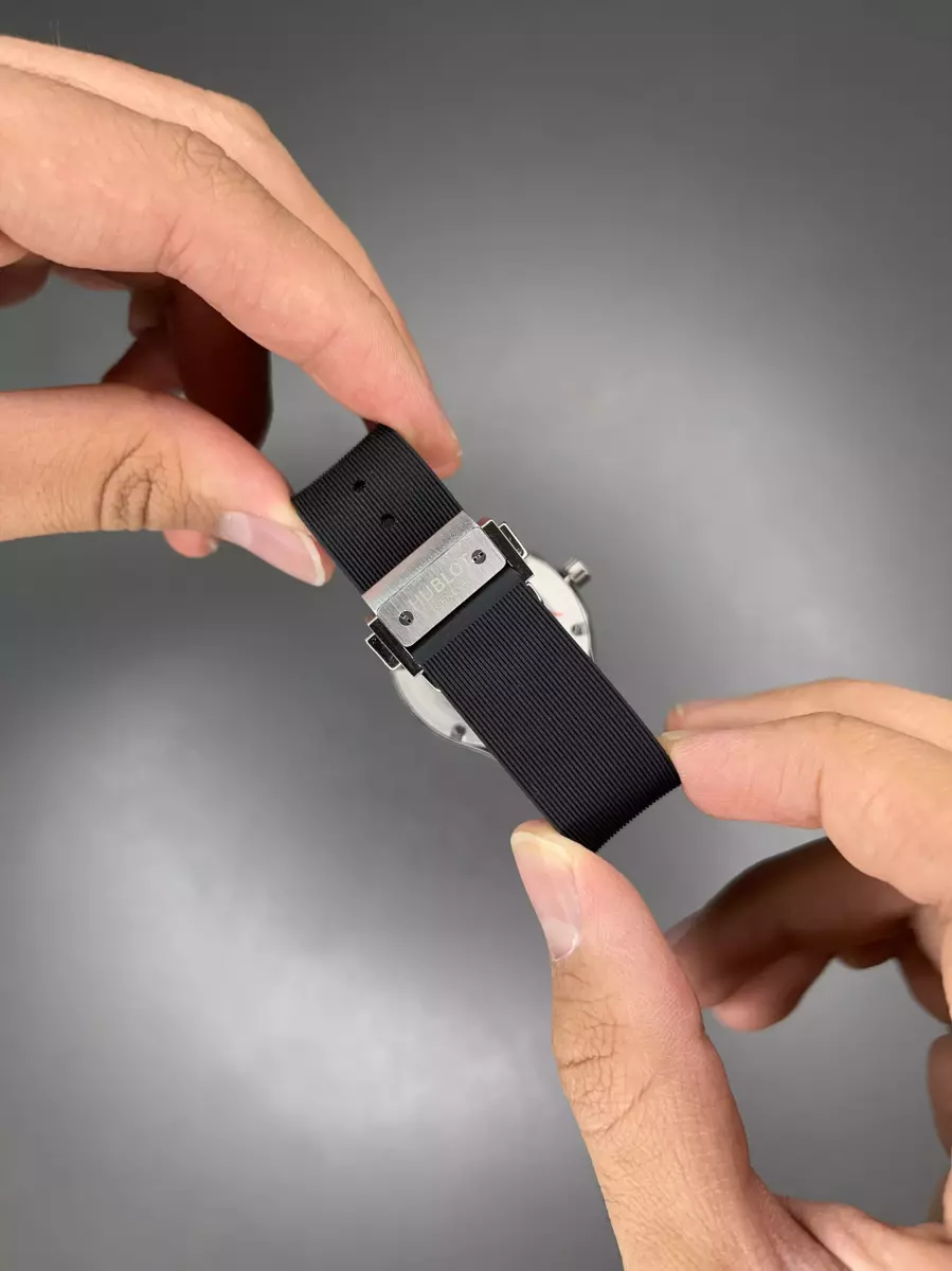 ساعت مچی اوبلو بند رابر صفحه مشکی قاب دور نگین Hublot Classic Fusion