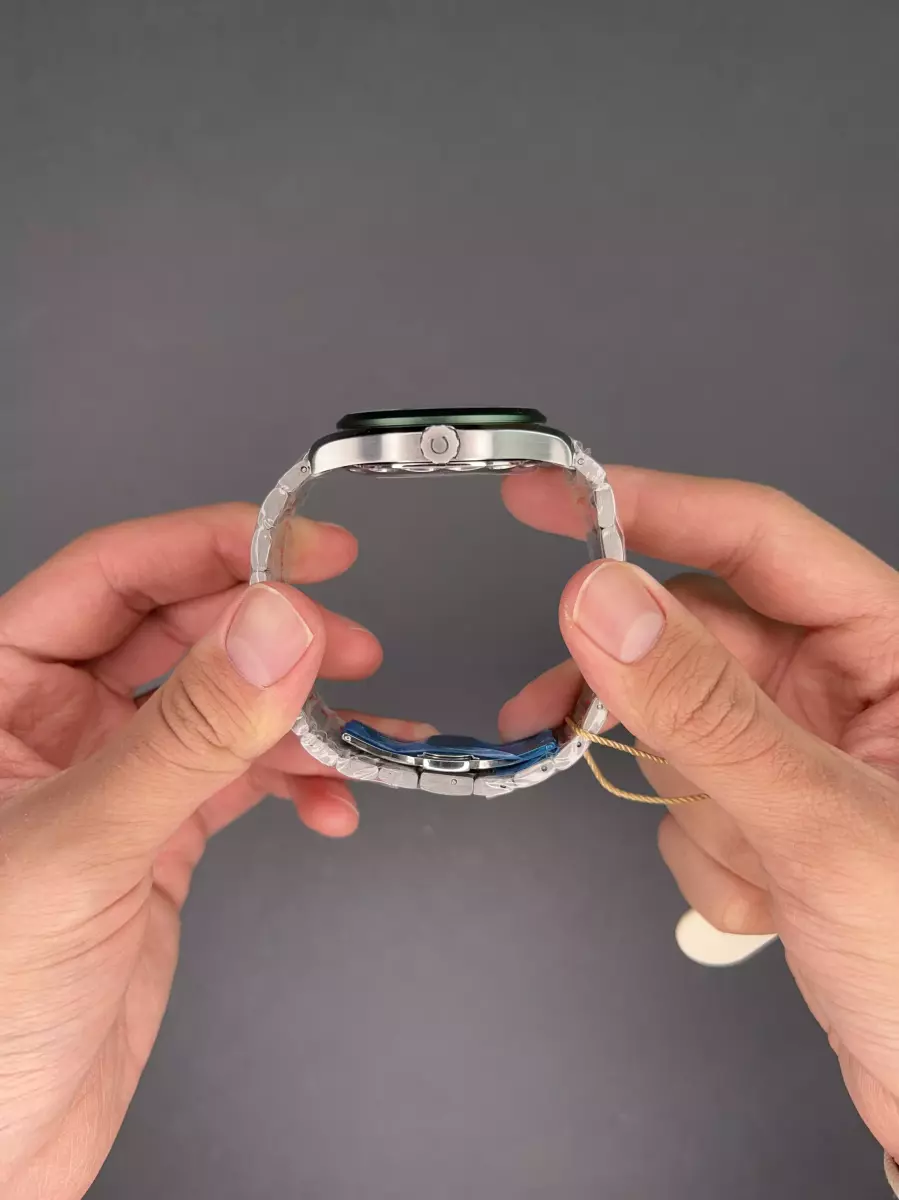 ساعت مچی امگا سیمستر جهان نما صفحه سبز بزل سبز Omega Seamaster Worldtimer