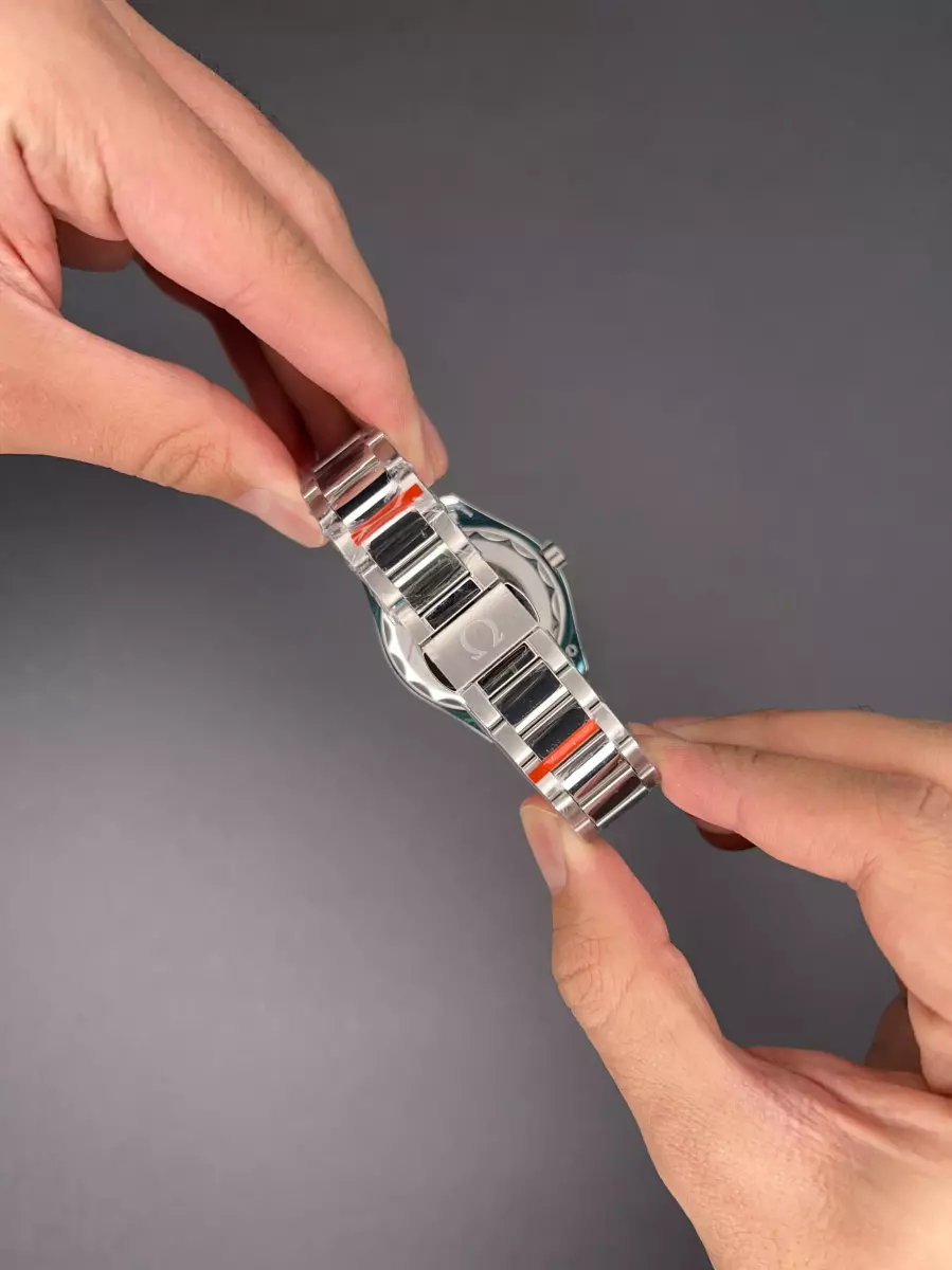 ساعت مچی امگا سیمستر جهان نما صفحه سبز بزل سبز Omega Seamaster Worldtimer