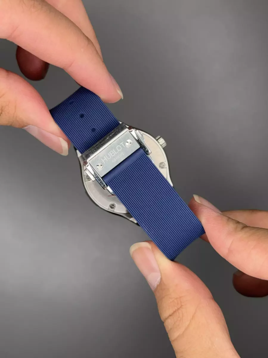 ساعت مچی اوبلو بند سرمه ای قاب سیلور فول نگین Hublot Classic Fusion