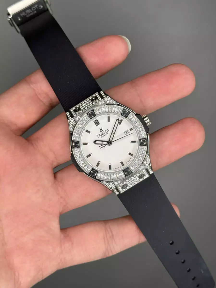 ساعت مچی اوبلو بند مشکی صفحه سفید فول نگین Hublot Classic Fusion