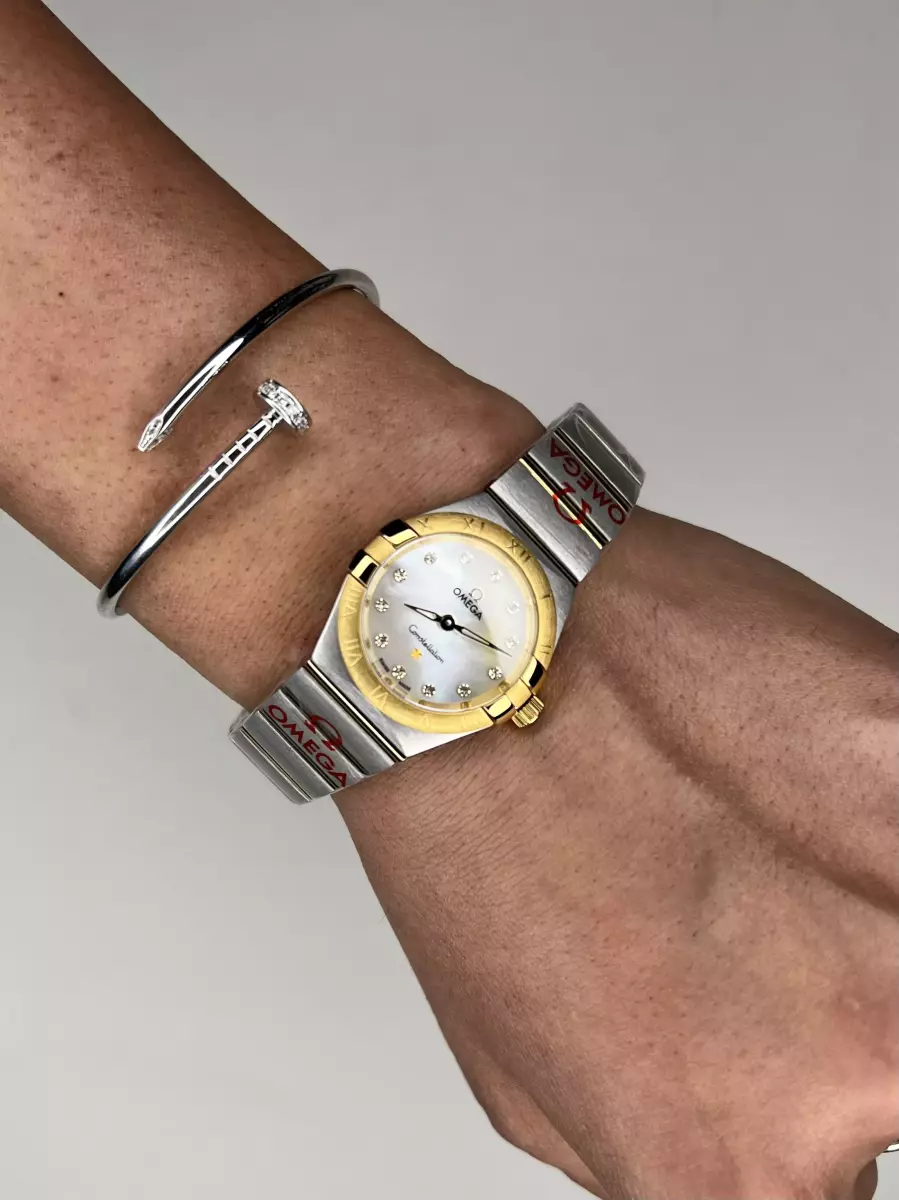 ساعت مچی امگا کانستلیشن صفحه صدف بند سیلورطلایی اندکس نگین Omega Constellation