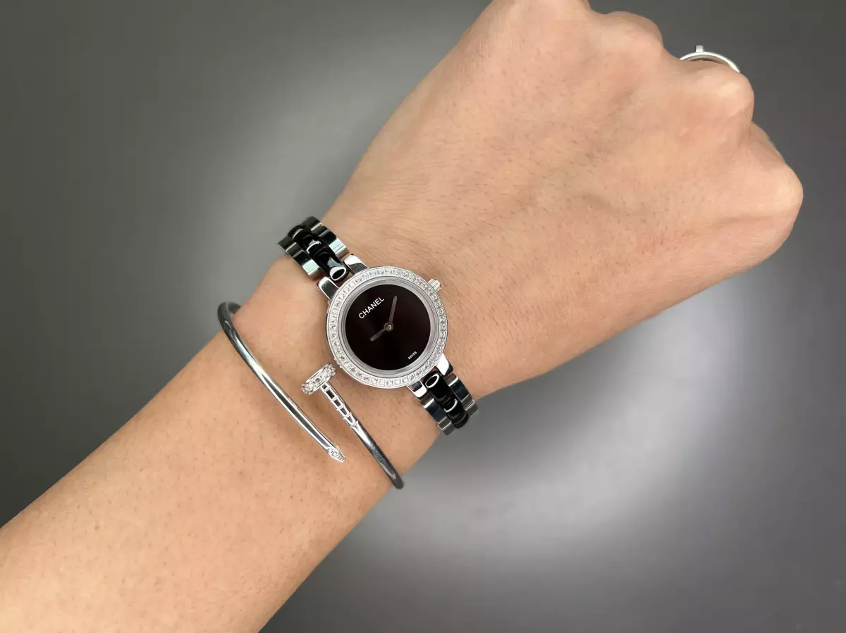 ساعت مچی شنل سیلور صفحه مشکی قاب نگین دار Chanel
