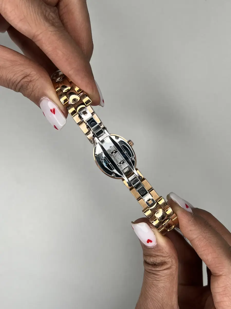 ساعت مچی ورساچه قاب نگین دار صفحه صدفی Versace
