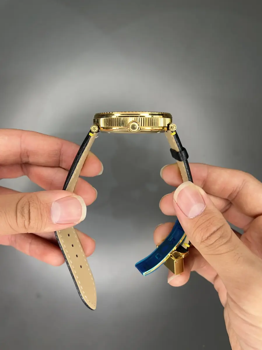 ساعت مچی ورساچه صفحه طرحدار قاب طلایی چرمی طلایی Versace
