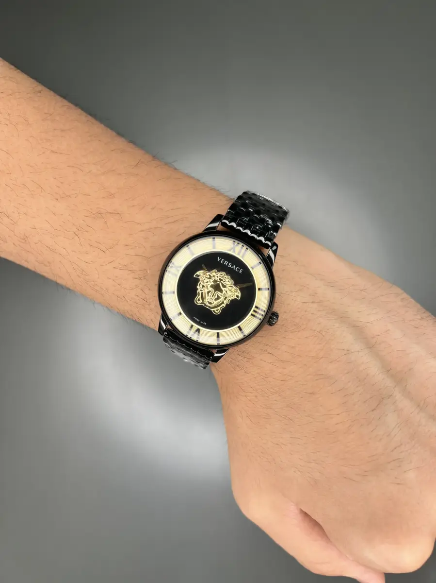 ساعت مچی ورساچه طرحدار بند مشکی صفحه مشکی طلایی Versace