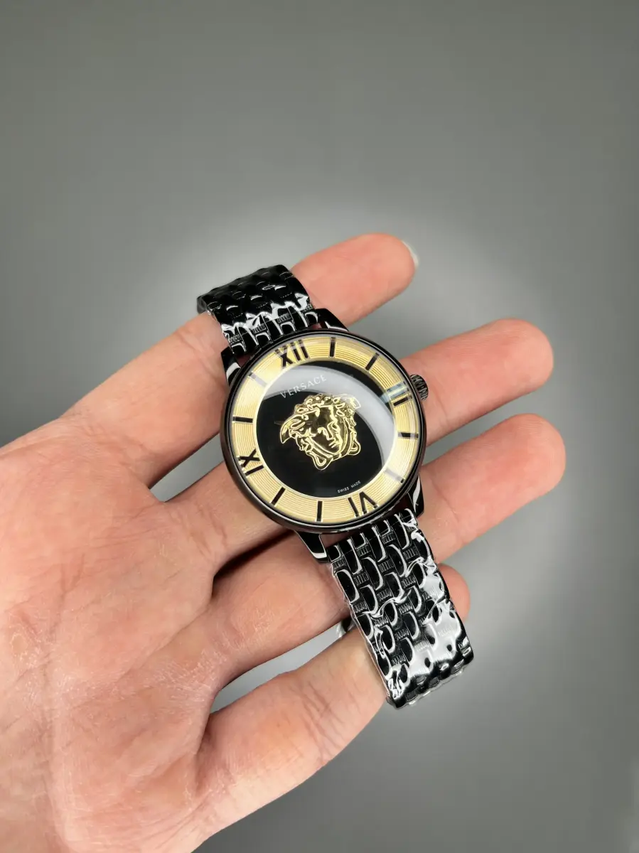 ساعت مچی ورساچه طرحدار بند مشکی صفحه مشکی طلایی Versace