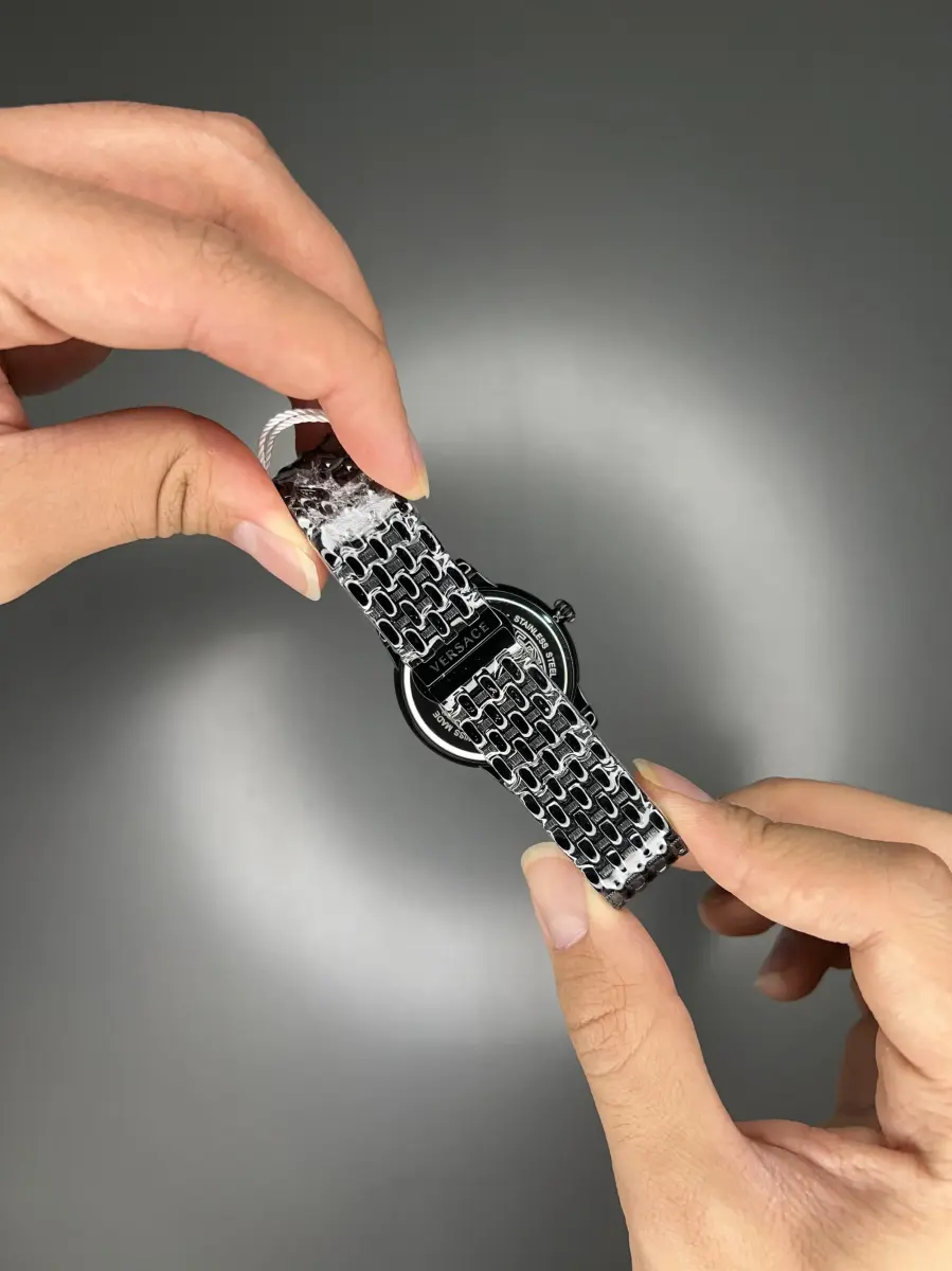 ساعت مچی ورساچه طرحدار بند مشکی صفحه مشکی طلایی Versace