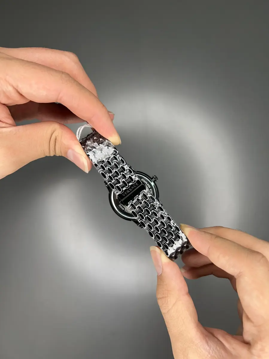 ساعت مچی ورساچه طرحدار بند مشکی صفحه مشکی طلایی Versace