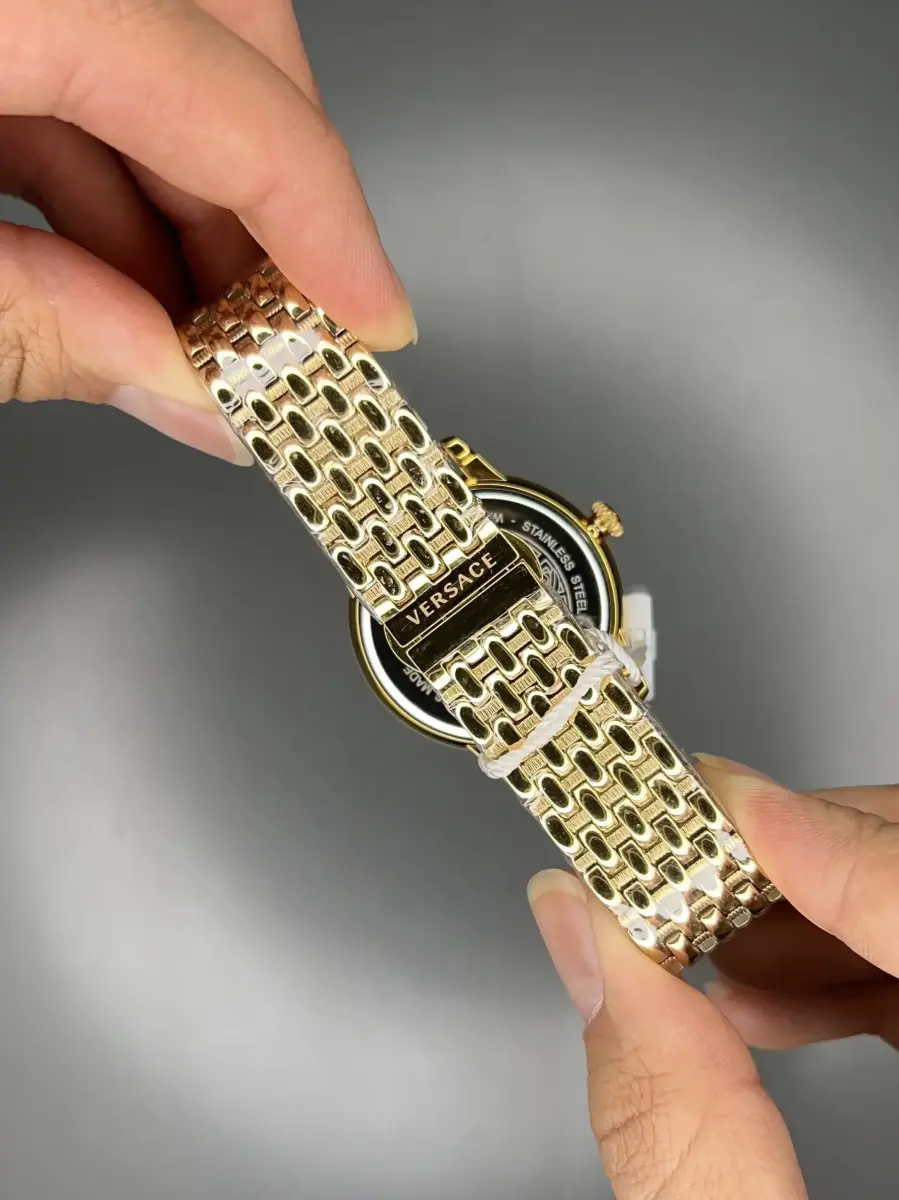 ساعت مچی ورساچه طرحدار بند طلایی صفحه سبز Versace