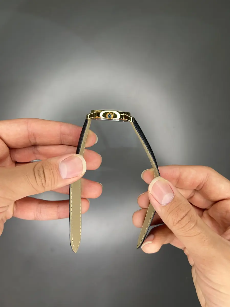 ساعت مچی کارتیه صفحه سفید قاب طلایی Cartier