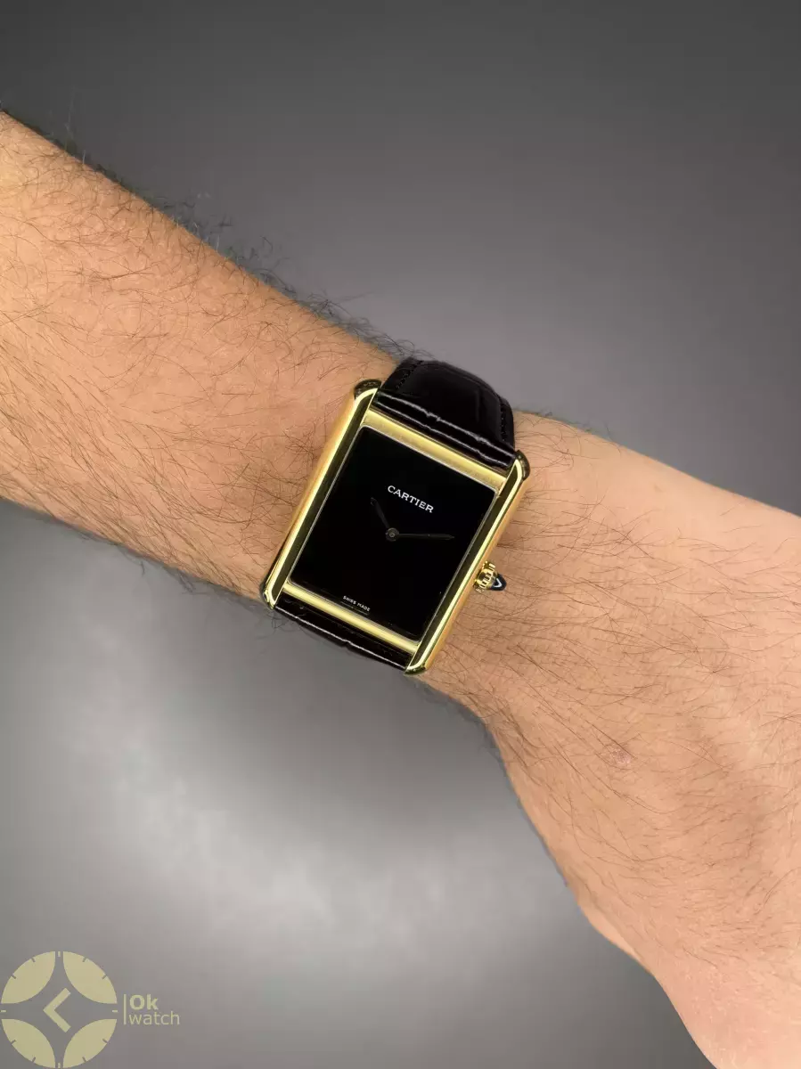 ساعت مچی کارتیه تانک زنانه صفحه مهندسی مشکی قاب طلایی Cartier Tank