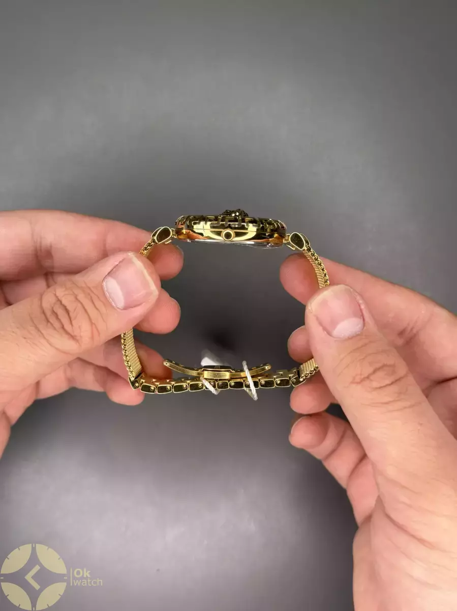 ساعت مچی ورساچه بند حصیری طلایی صفحه مشکی Versace