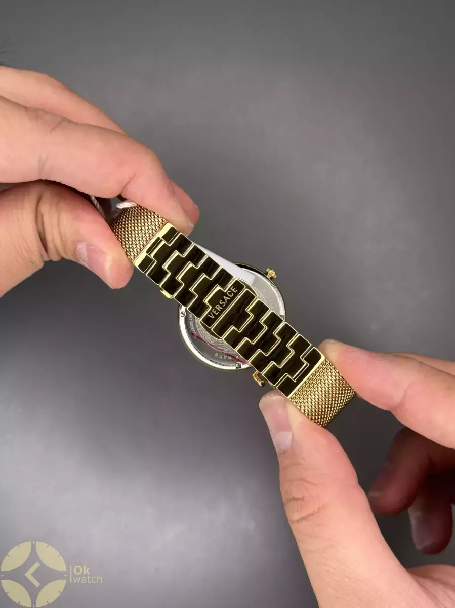 ساعت مچی ورساچه بند حصیری طلایی صفحه مشکی Versace