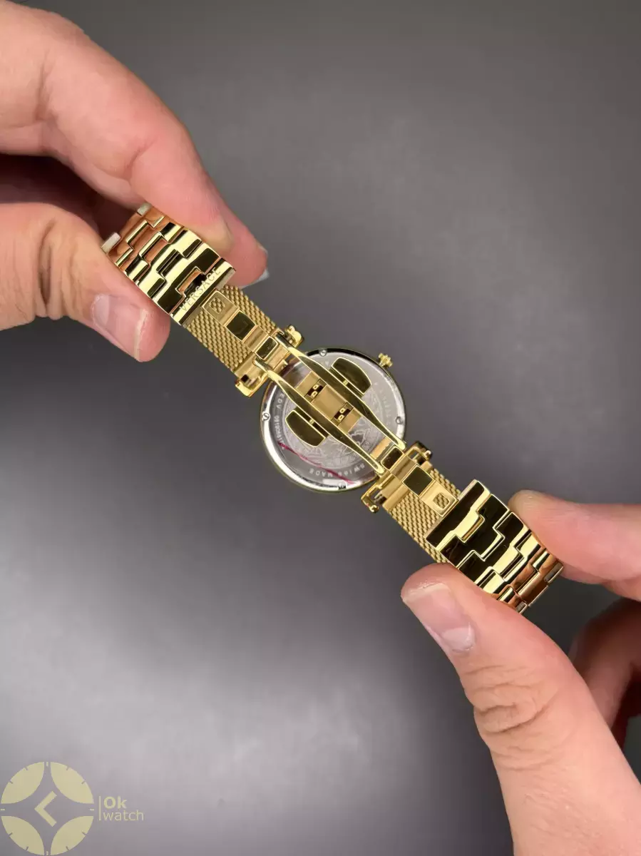 ساعت مچی ورساچه بند حصیری طلایی صفحه مشکی Versace