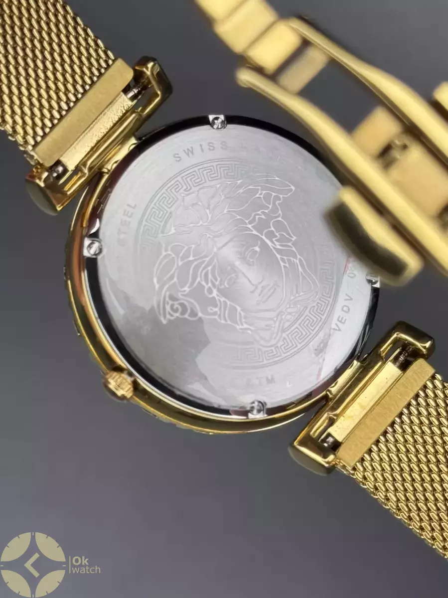ساعت مچی ورساچه بند حصیری طلایی صفحه قرمز Versace