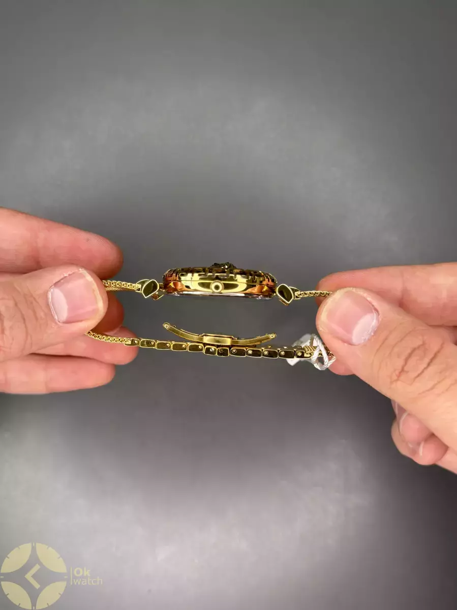 ساعت مچی ورساچه بند حصیری طلایی صفحه قرمز Versace