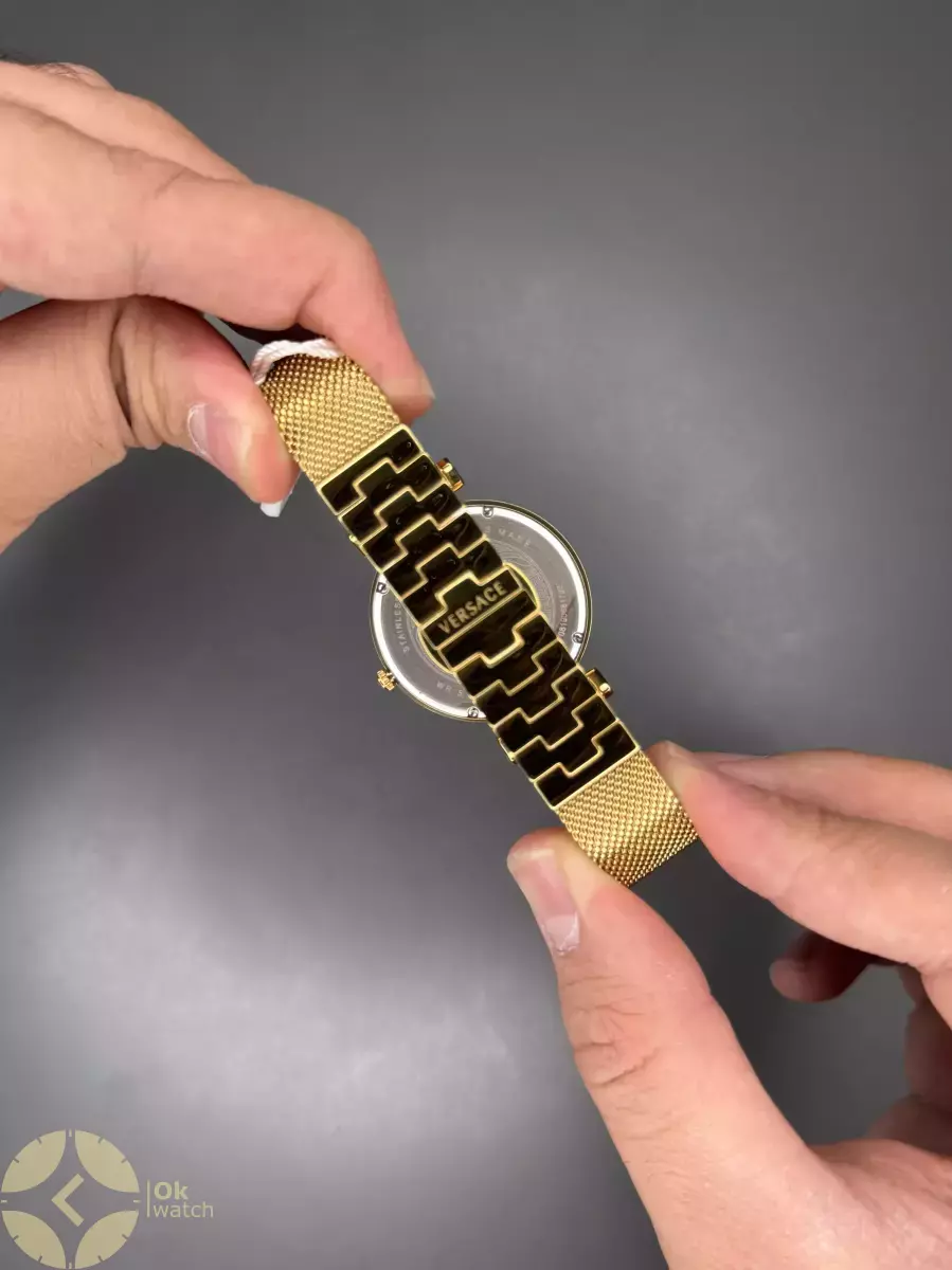 ساعت مچی ورساچه بند حصیری طلایی صفحه قرمز Versace