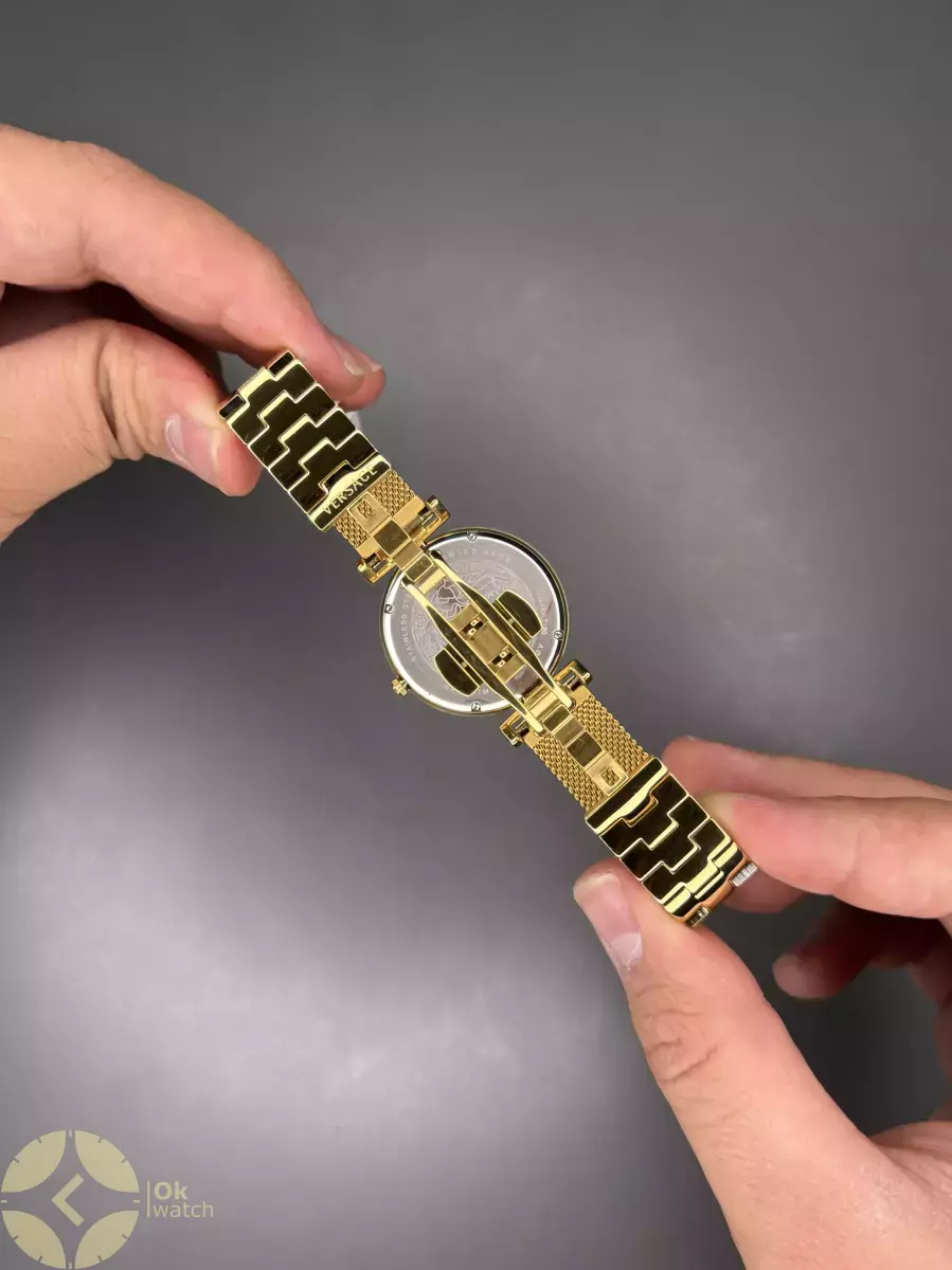 ساعت مچی ورساچه بند حصیری طلایی صفحه قرمز Versace