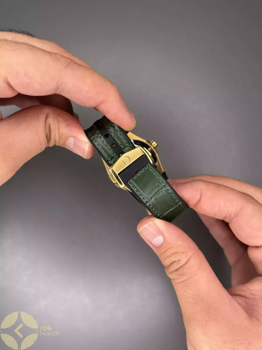 ساعت مچی امگا کانستلیشن بند سبز قاب طلایی صفحه سبز Omega Constellation