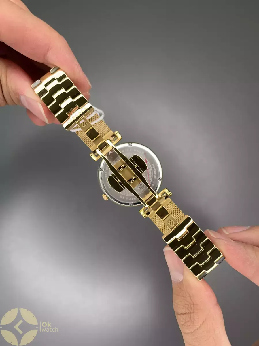 ساعت مچی ورساچه بند حصیری طلایی صفحه سبز Versace