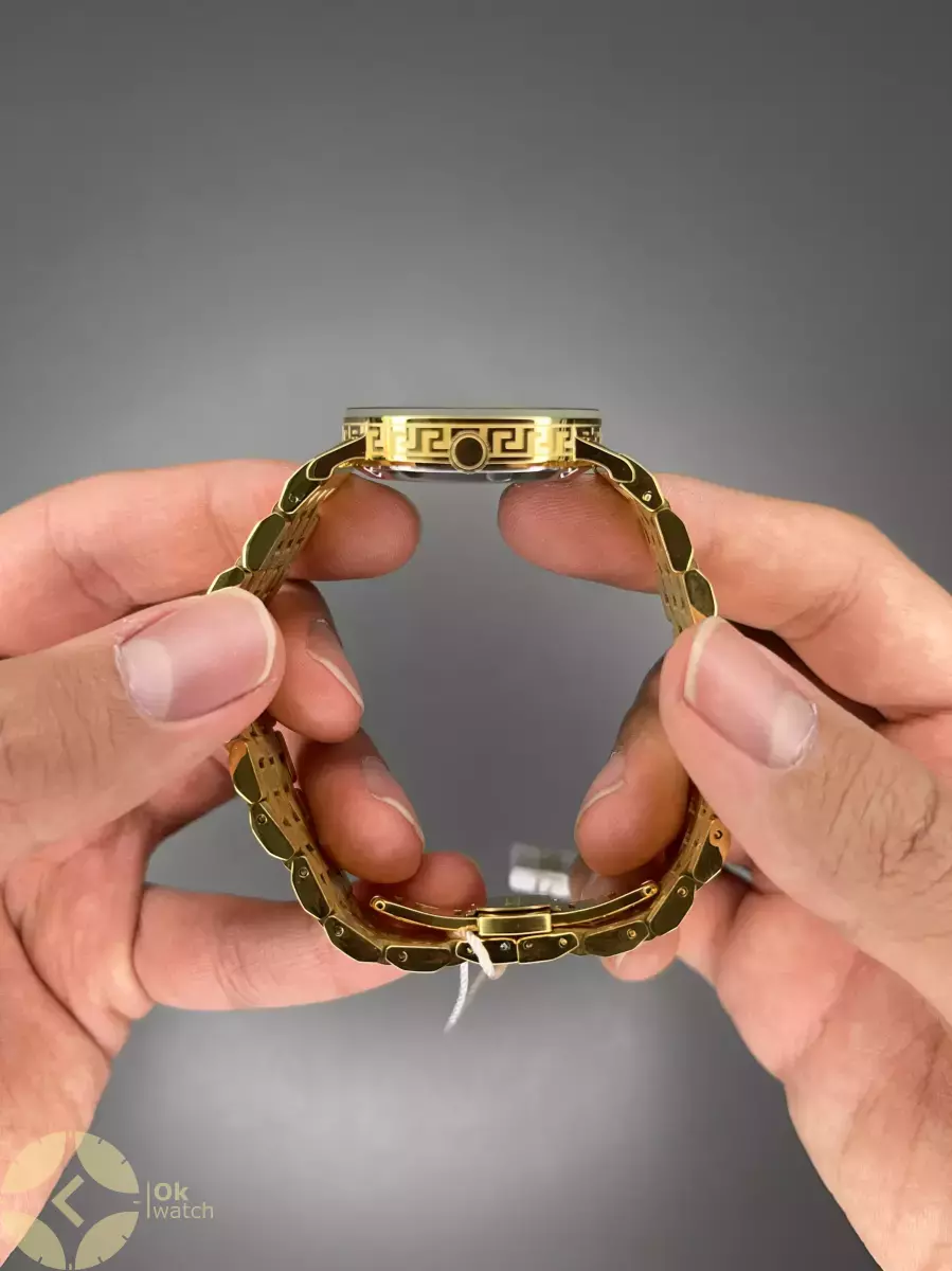 ساعت مچی ورساچه دورحکاکی بند طلایی صفحه قرمز Versace
