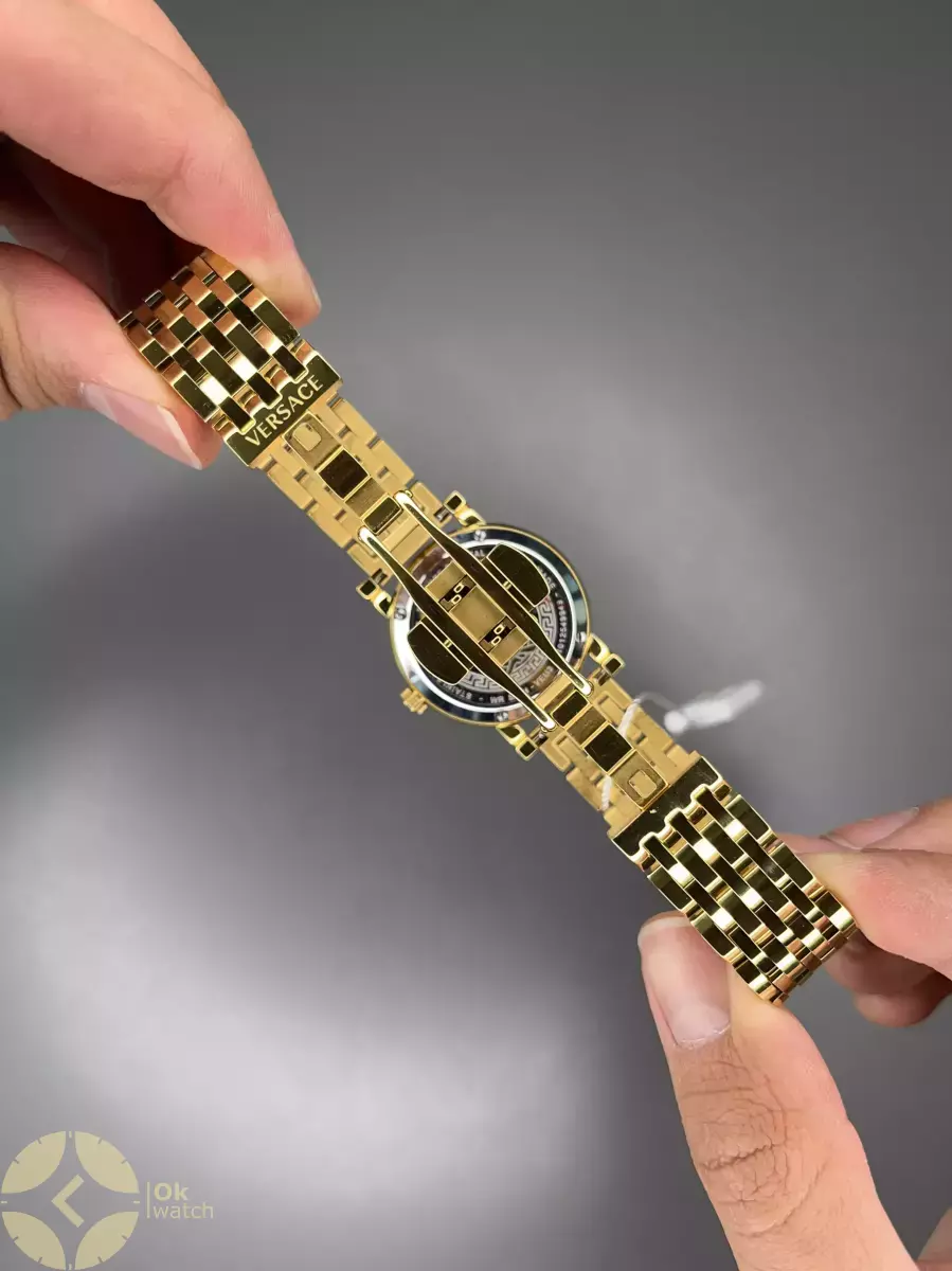 ساعت مچی ورساچه دورحکاکی بند طلایی صفحه قرمز Versace