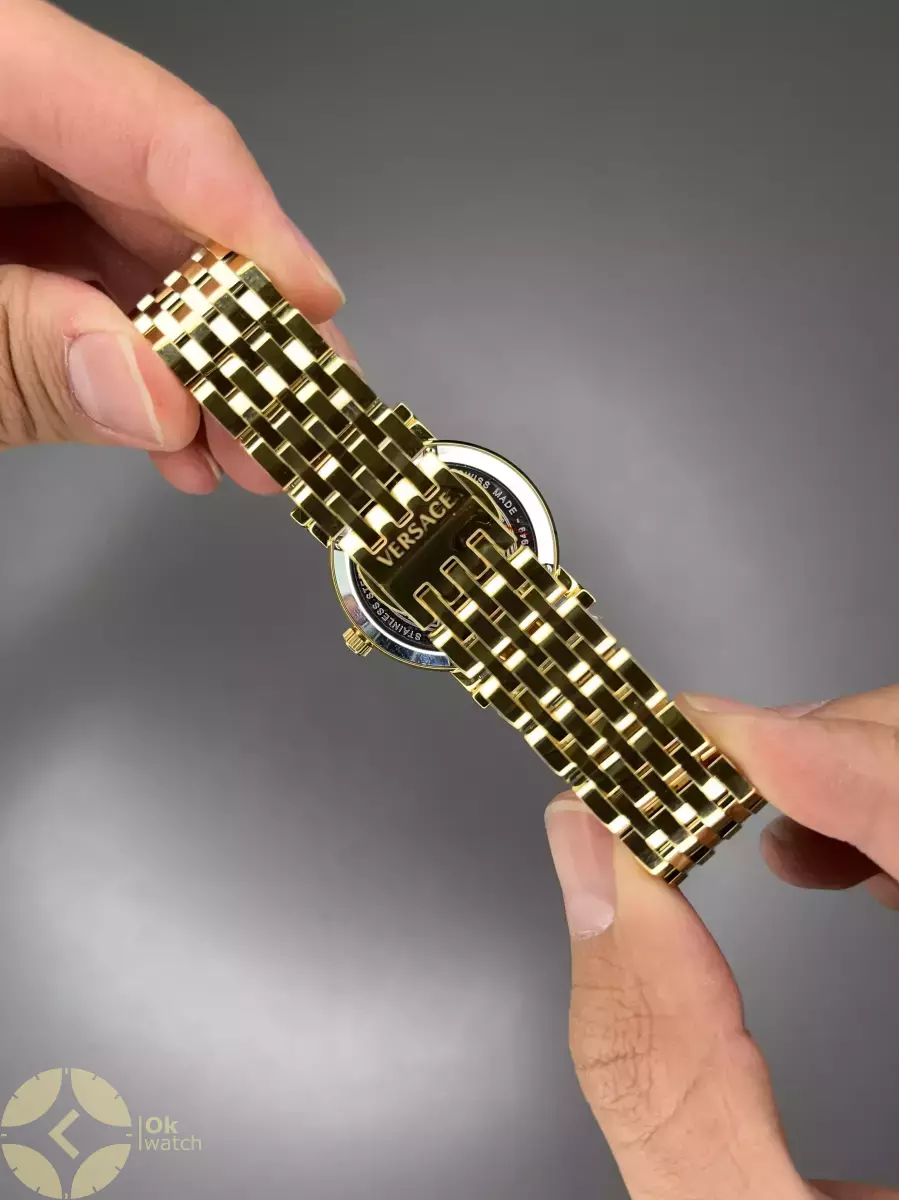 ساعت مچی ورساچه دورحکاکی بند طلایی صفحه قرمز Versace
