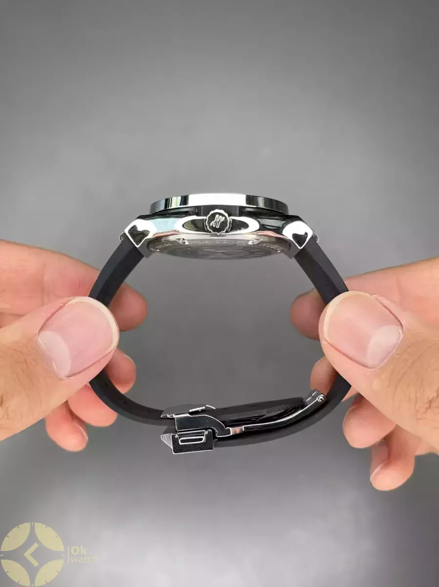 ساعت مچی اوبلو بند رابر صفحه مشکی قاب دور نگین Hublot Classic Fusion