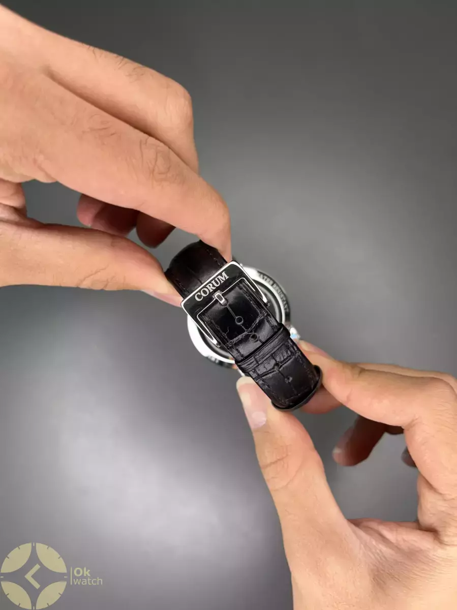 ساعت مچی کروم صفحه اسکلتون بند چرمی مشکی Corum