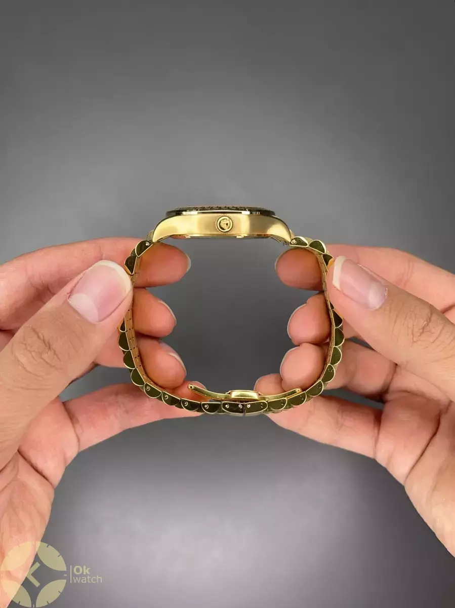 ساعت مچی ورساچه دورحکاکی طلایی صفحه سرمه ای Versace