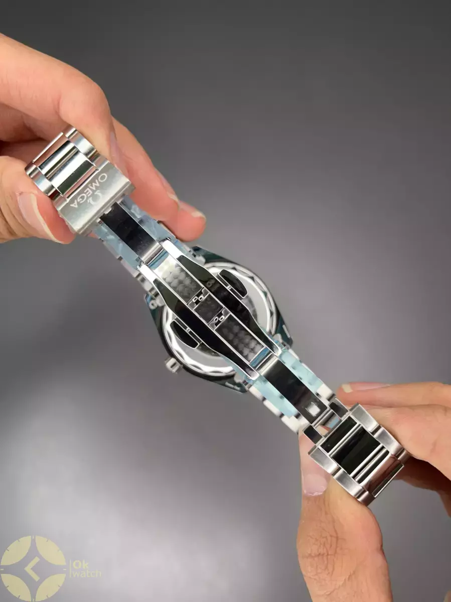 ساعت مچی امگا سیمستر جهان نما صفحه سبز Omega Seamaster Worldtimer