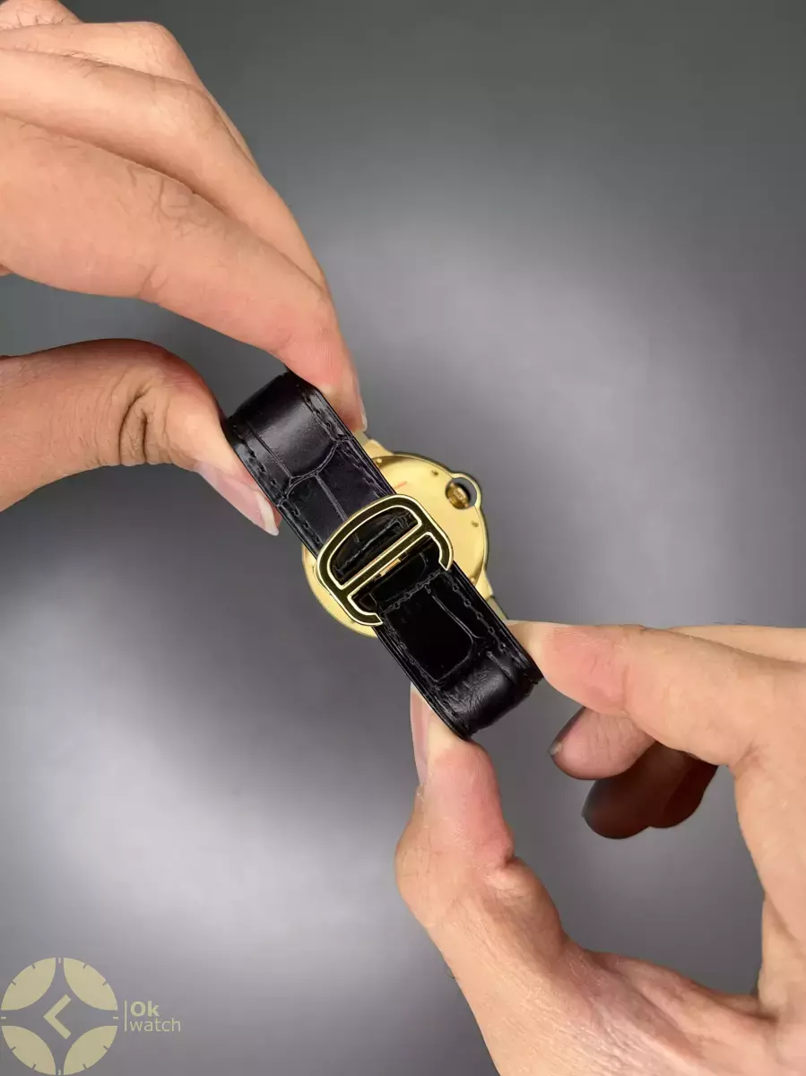 ساعت مچی کارتیه بلن بولو بند چرمی مشکی قاب طلایی Cartier Ballon Bleu