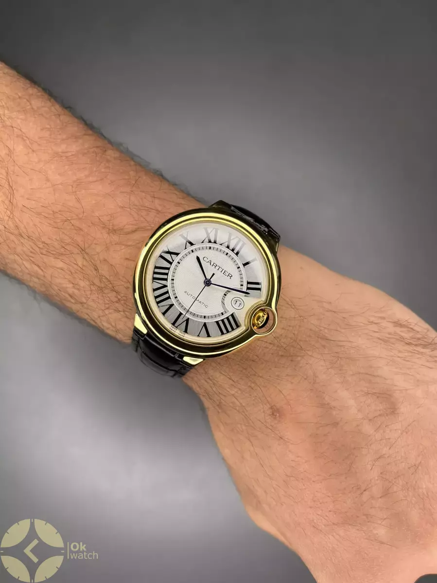 ساعت مچی کارتیه بلن بولو بند چرمی مشکی قاب طلایی Cartier Ballon Bleu