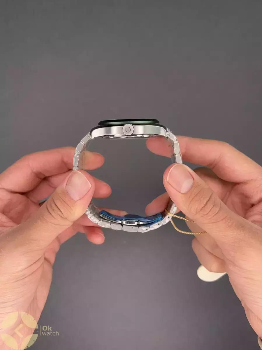 ساعت مچی امگا سیمستر جهان نما صفحه سبز بزل سبز Omega Seamaster Worldtimer