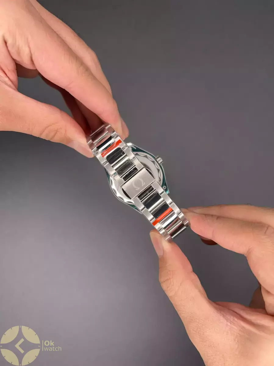 ساعت مچی امگا سیمستر جهان نما صفحه سبز بزل سبز Omega Seamaster Worldtimer