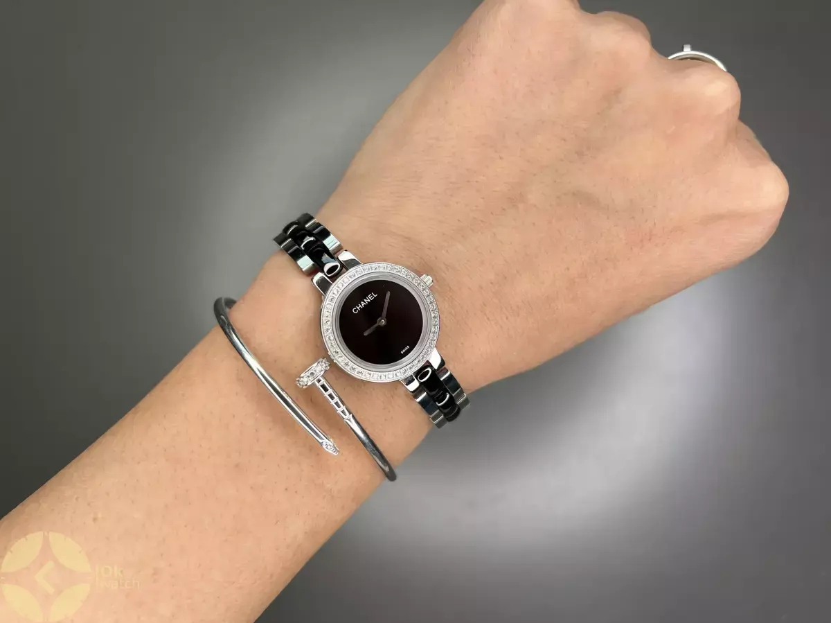 ساعت مچی شنل سیلور صفحه مشکی قاب نگین دار Chanel