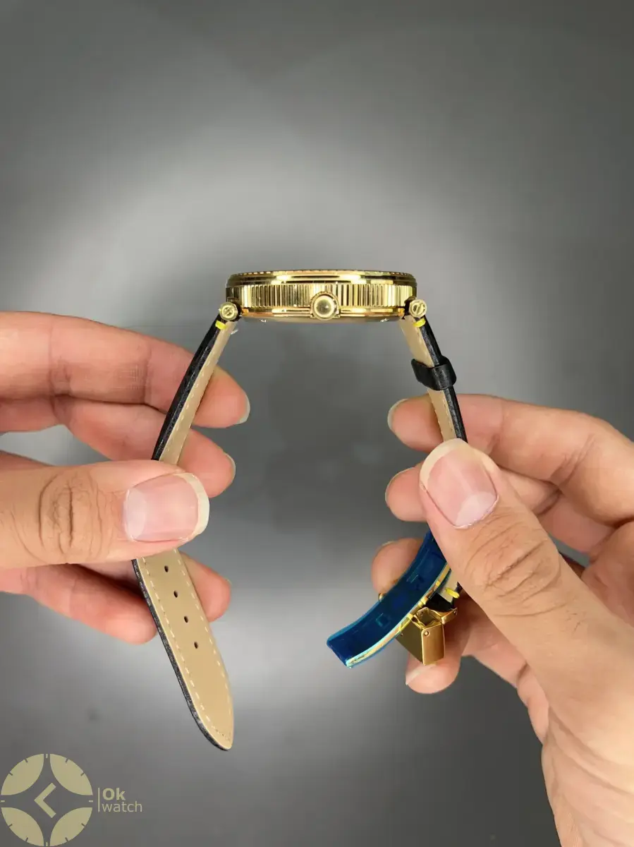 ساعت مچی ورساچه صفحه طرحدار قاب طلایی چرمی طلایی Versace