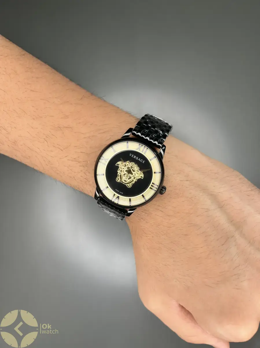 ساعت مچی ورساچه طرحدار بند مشکی صفحه مشکی طلایی Versace