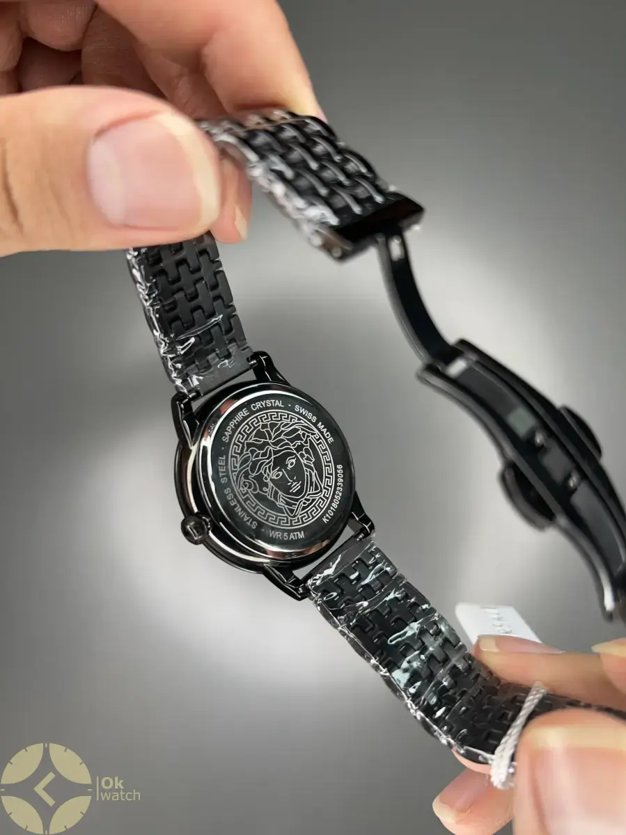 ساعت مچی ورساچه طرحدار بند مشکی صفحه مشکی طلایی Versace